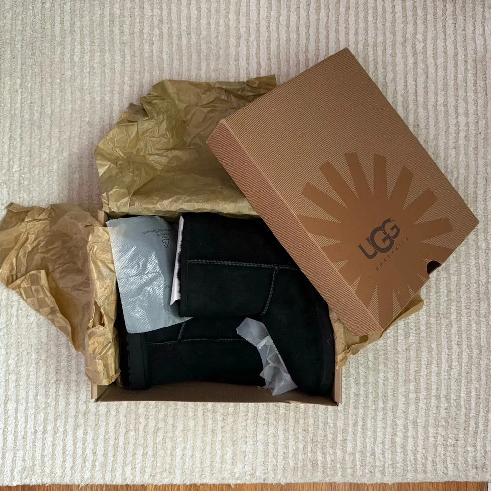 NWT Ugg kids Classic short boots